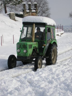 Mate Vu�i� sa svojim traktorom, najsigurnije prijevozno sredstvo po snijegu...