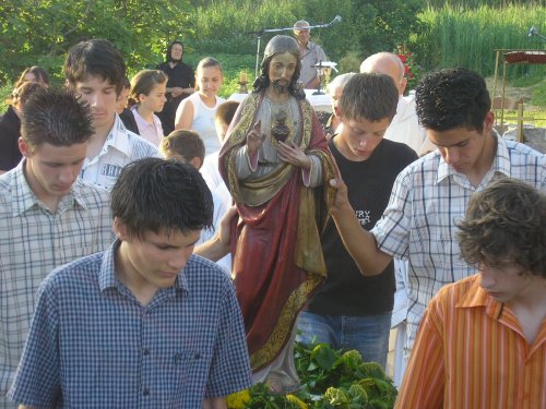 mladi momci nose kip Isusa