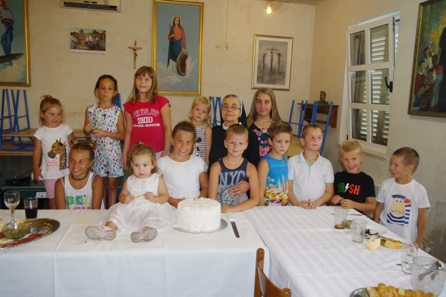(7)