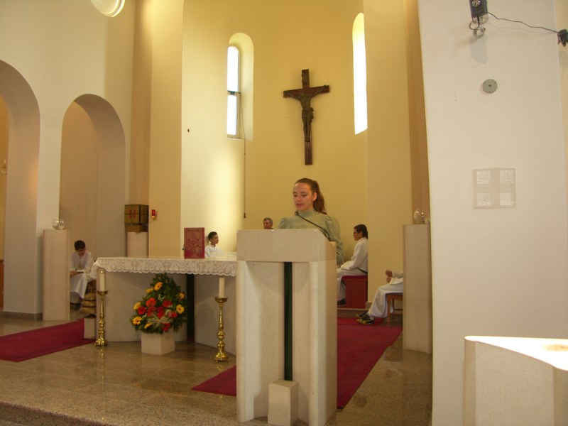 (04)