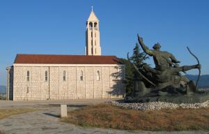crkva Gospe Snjezne i spomenik knezu Domagoju