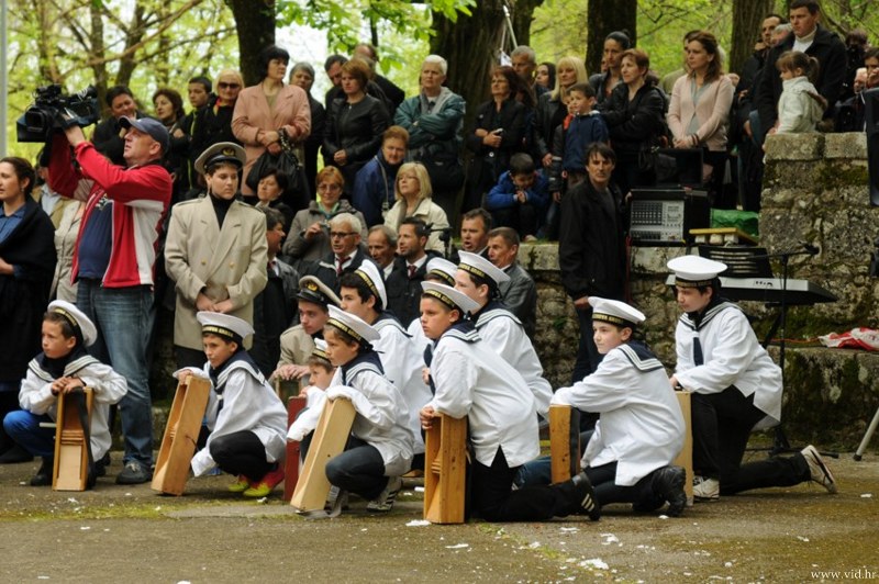 (07)